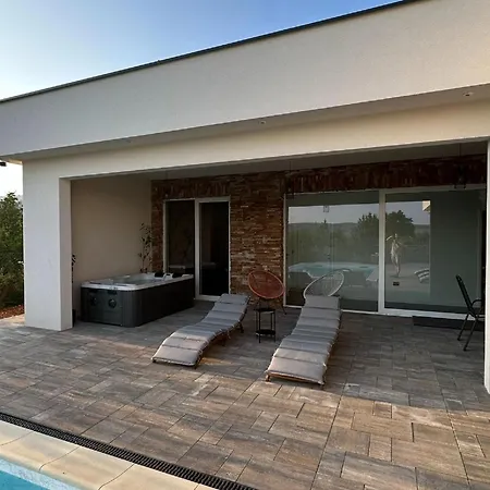 Villa Modern With Swimming Pool And Wellness *